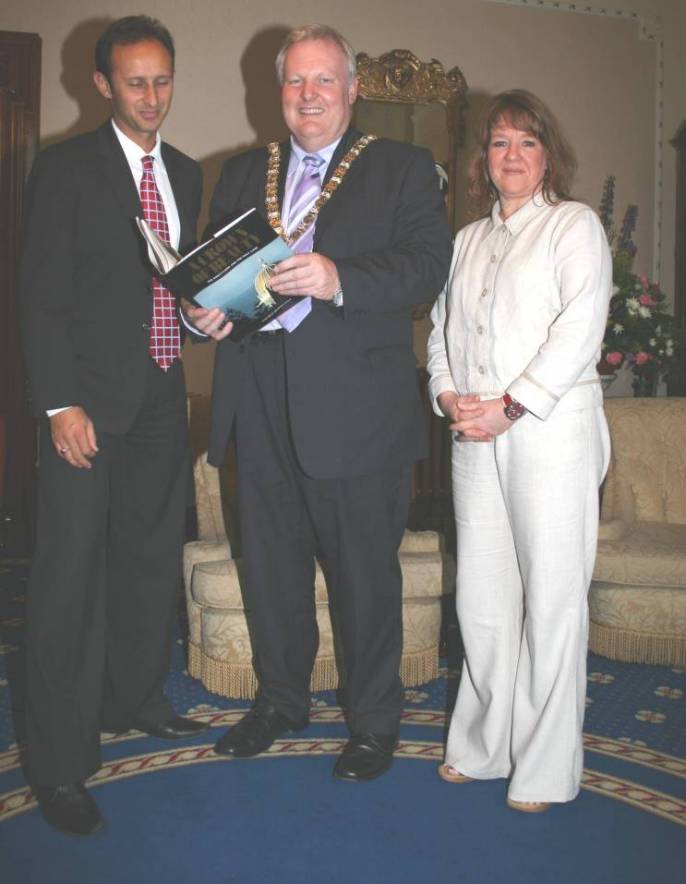 Baha'is meet Lord Maypr of Belfast